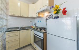 1 Bedroom Beautiful Apartment In Pula 