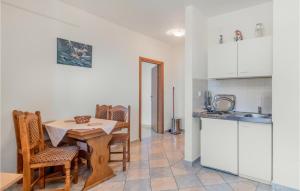 4 Bedroom Nice Apartment In Sveti Juraj