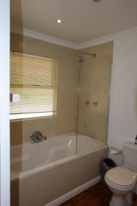 Stylish houseHeated swimming pool-5min to Beach