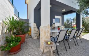 Two-Bedroom Apartment In Podstrana