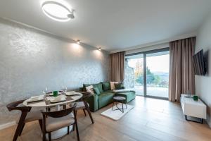 Aparts4U - Kras Resort Apartament A103 z prywatnym jacuzzi i widokiem na góry