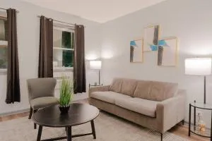 1BR Gem in Prime, Vibrant Location Walk To Dining - Lincolnwood