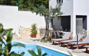 Two-Bedroom Apartment In Podstrana