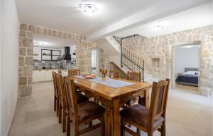 Cozy Home In Zmijavci With Kitchen 