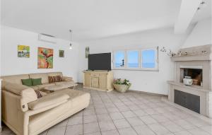 Beautiful Home In Makarska With Wifi 