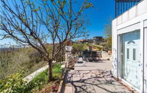 3 Bedroom Cozy Home In Razanac