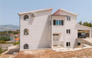 Gorgeous Apartment In Supetar-Splitska