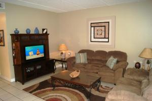 Coronado 202 next to beach access, Pool