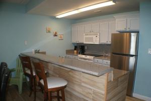 Coronado 202 next to beach access, Pool