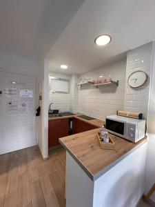 Estudio con vistas al mar, piscinas, recepción 24 hs