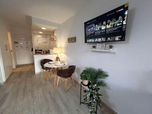 Estudio con vistas al mar, piscinas, recepción 24 hs