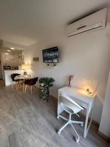 Estudio con vistas al mar, piscinas, recepción 24 hs