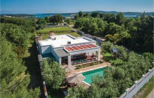 3 Bedroom Amazing Home In Pomer