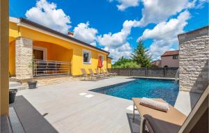 3 Bedroom Beautiful Home In Porec 