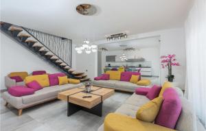 5 Bedroom Amazing Home In Galizana