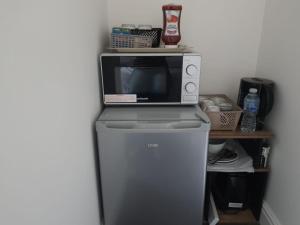 Private Room Sleeps 2 with Ensuite & Parking