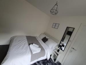 Private Room Sleeps 2 with Ensuite & Parking