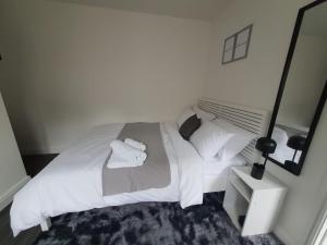 Private Room Sleeps 2 with Ensuite & Parking