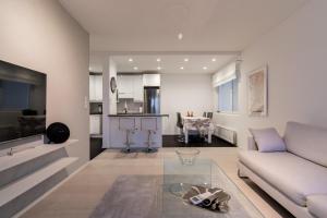 Cozy and modern apartment with lakeside view