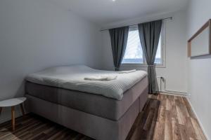 Cozy and modern apartment with lakeside view