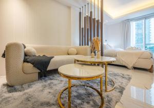 Luxurious Studio with Stunning Burj Khalifa, Pool & Lake Views Steps from Dubai Mall