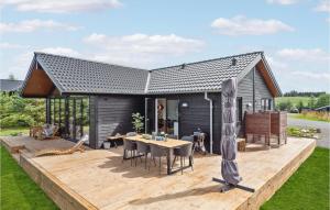 3 Bedroom Cozy Home In Aakirkeby