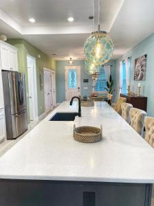 Delux 3BR House with Pool 3 Minute walk to Beach