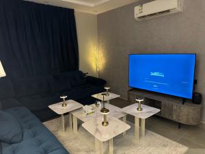 شقة بصالة أنيقة وغرفة نوم