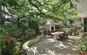 5 Bedroom Cozy Home In Klis 