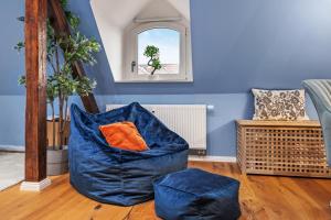 EDLER WOHNRAUM Modernes Vorstadtstudio mit Emma-Bett, Garten & Kaffeevollautomat