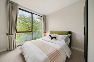 2 Bed 2 Bath Modern Apartment Near Big Ben in Zone1