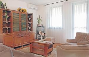 3 Bedroom Cozy Apartment In Stinjan 