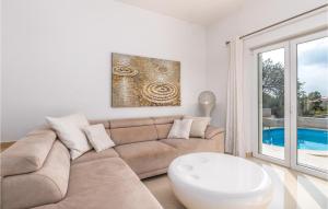 3 Bedroom Pet Friendly Home In Martinscica 