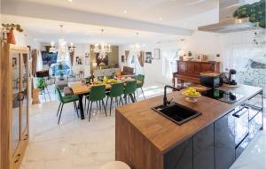 Stunning Home In Zagvozd With Kitchen 