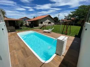 Casa bem espaçosa com piscina, campo de futebol e área gourmet a um quarteirão da lagoa de Praia Seca - 普莱亚塞卡
