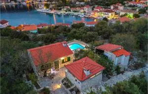 Two-Bedroom Holiday Home In Drvenik Veli - 大德尔韦尼克