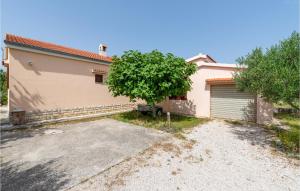 2 Bedroom Amazing Home In Pridraga