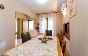 2 Bedroom Amazing Home In Pridraga 