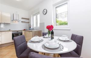 2 Bedroom Cozy Apartment In Crikvenica