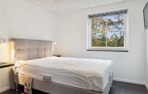 Awesome Home In Hadsund With Kitchen