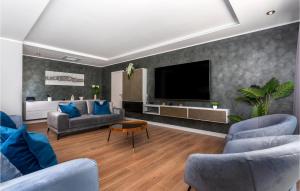 Beautiful Home In Opric With Wifi 