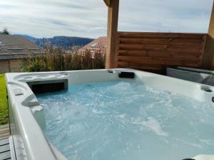 LEclipse -12p, vue lac au pied des pistes et SPA