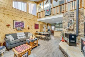 Less Than 1 Mi to Skiing Family-Friendly Red River Haven - 3hvězdičkové hotely ve městě Red River