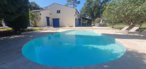 Maisons de vacances Spacious house with pool in Bagnols en Foret : photos des chambres