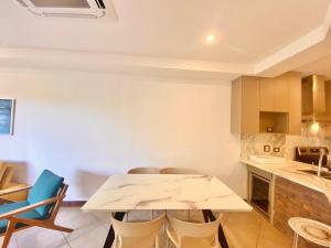 Peninsula 46 - Upscale 2bdr with Jacuzzi - Beach - Fast wifi - Gym