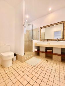 Peninsula 46 - Upscale 2bdr with Jacuzzi - Beach - Fast wifi - Gym