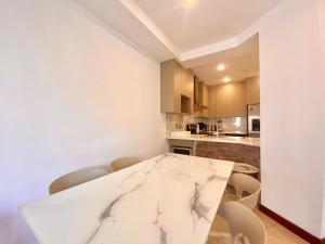 Peninsula 46 - Upscale 2bdr with Jacuzzi - Beach - Fast wifi - Gym
