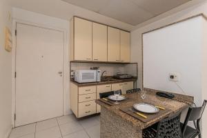 Prédio com serviços ao lado da praia de Copacabana