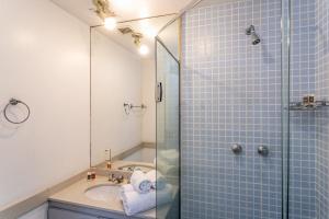 Prédio com serviços ao lado da praia de Copacabana