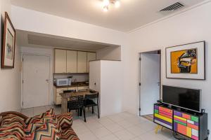 Prédio com serviços ao lado da praia de Copacabana